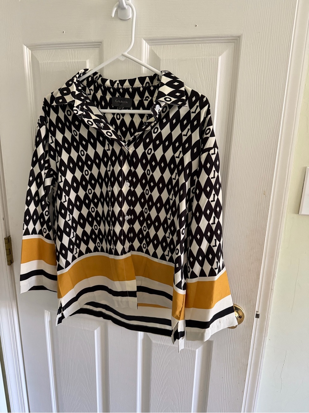Gracia Black, White & Mustard Geometric Button-Down Top